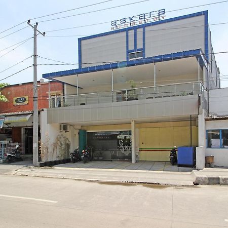 Hotel Reddoorz Near Uns Solo Esterno foto