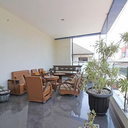 Hotel Reddoorz Near Uns Solo Esterno foto