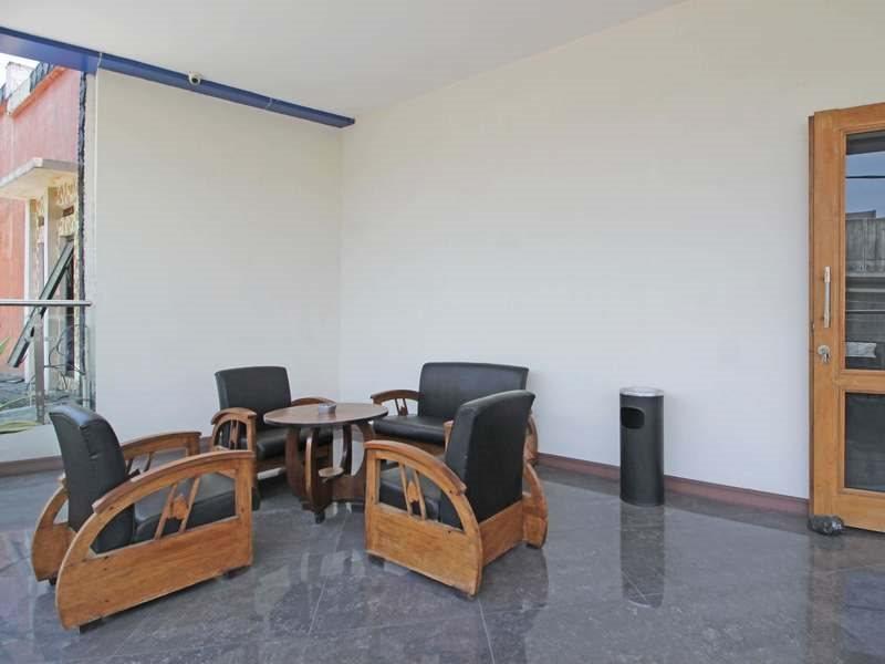 Hotel Reddoorz Near Uns Solo Esterno foto