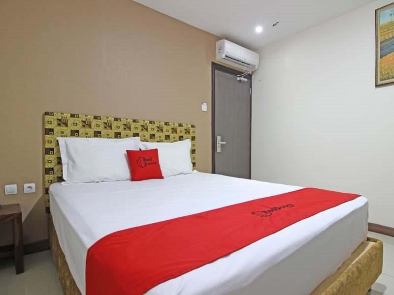 Hotel Reddoorz Near Uns Solo Esterno foto