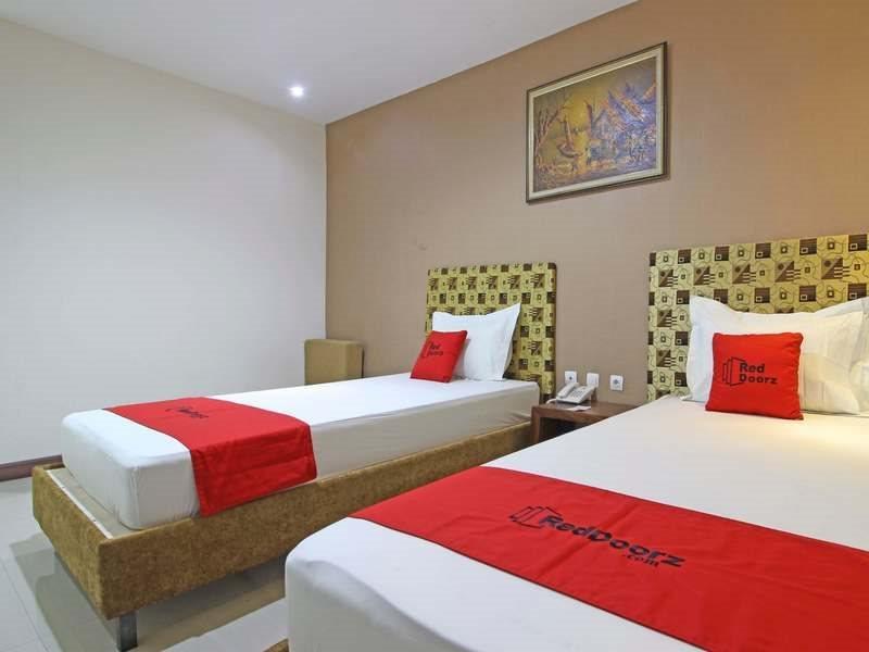 Hotel Reddoorz Near Uns Solo Esterno foto