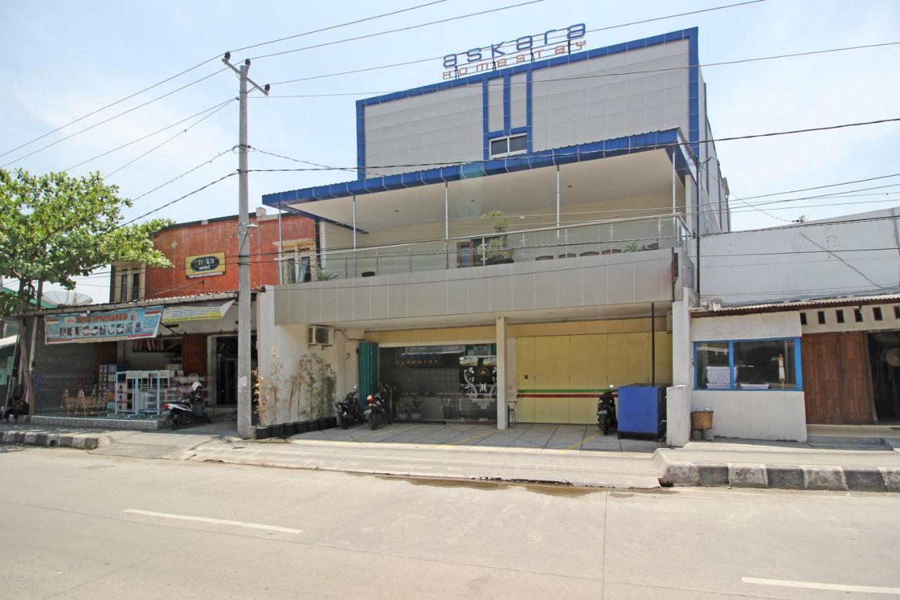 Hotel Reddoorz Near Uns Solo Esterno foto