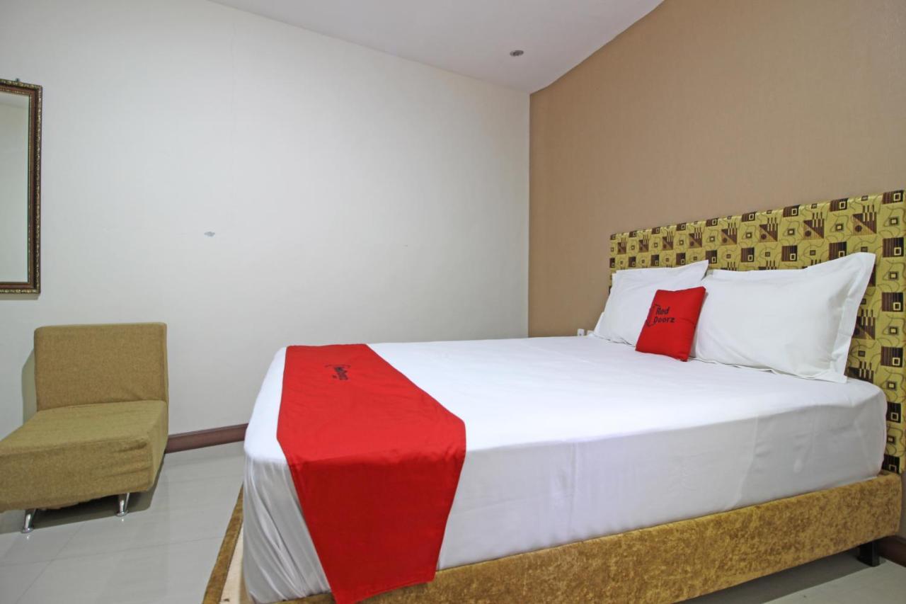 Hotel Reddoorz Near Uns Solo Esterno foto