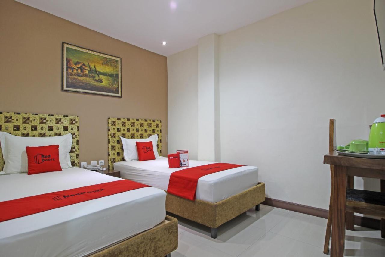 Hotel Reddoorz Near Uns Solo Esterno foto