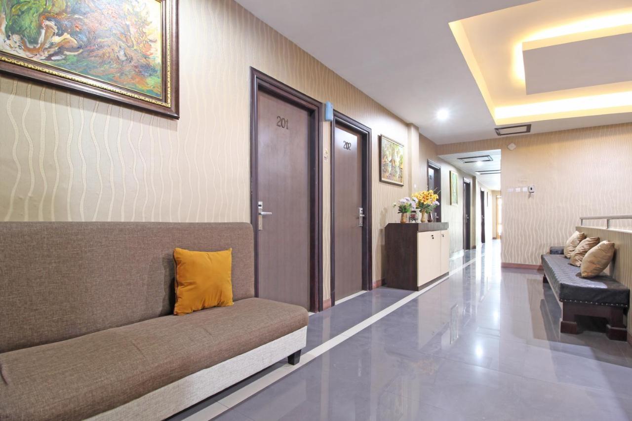 Hotel Reddoorz Near Uns Solo Esterno foto