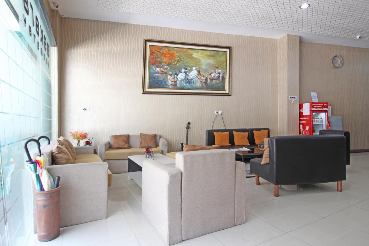 Hotel Reddoorz Near Uns Solo Esterno foto