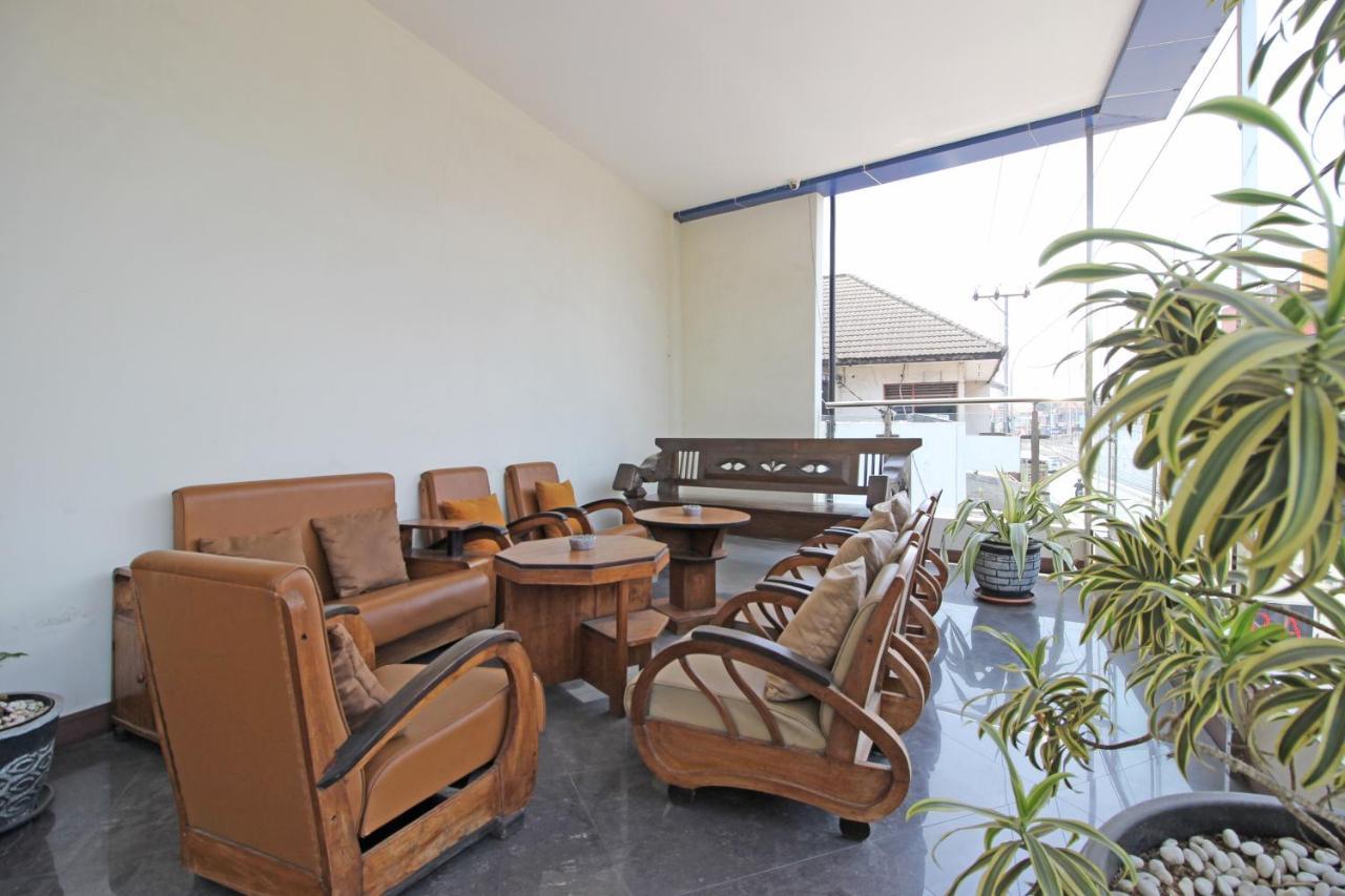 Hotel Reddoorz Near Uns Solo Esterno foto