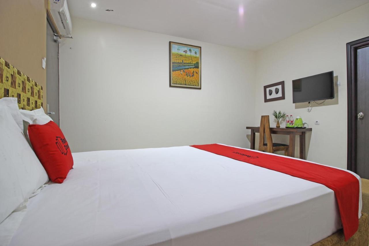 Hotel Reddoorz Near Uns Solo Esterno foto