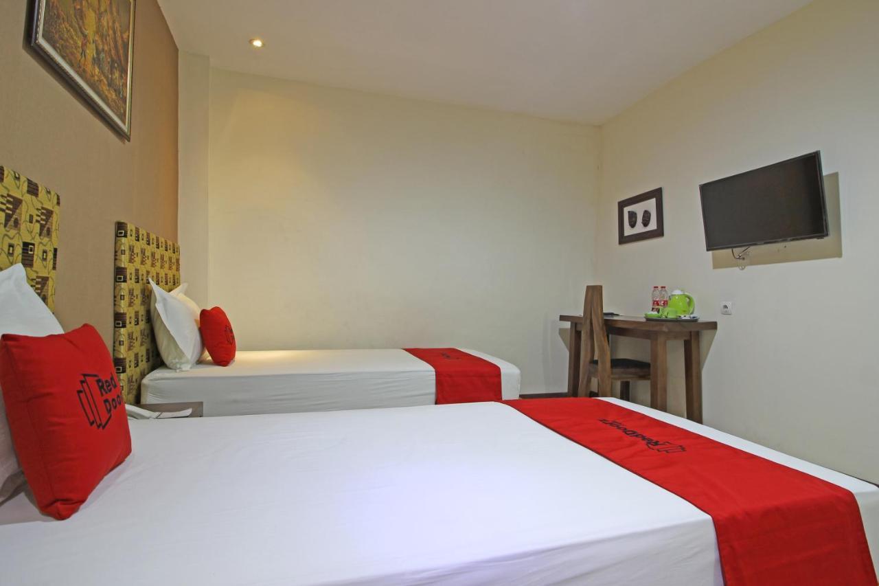 Hotel Reddoorz Near Uns Solo Esterno foto