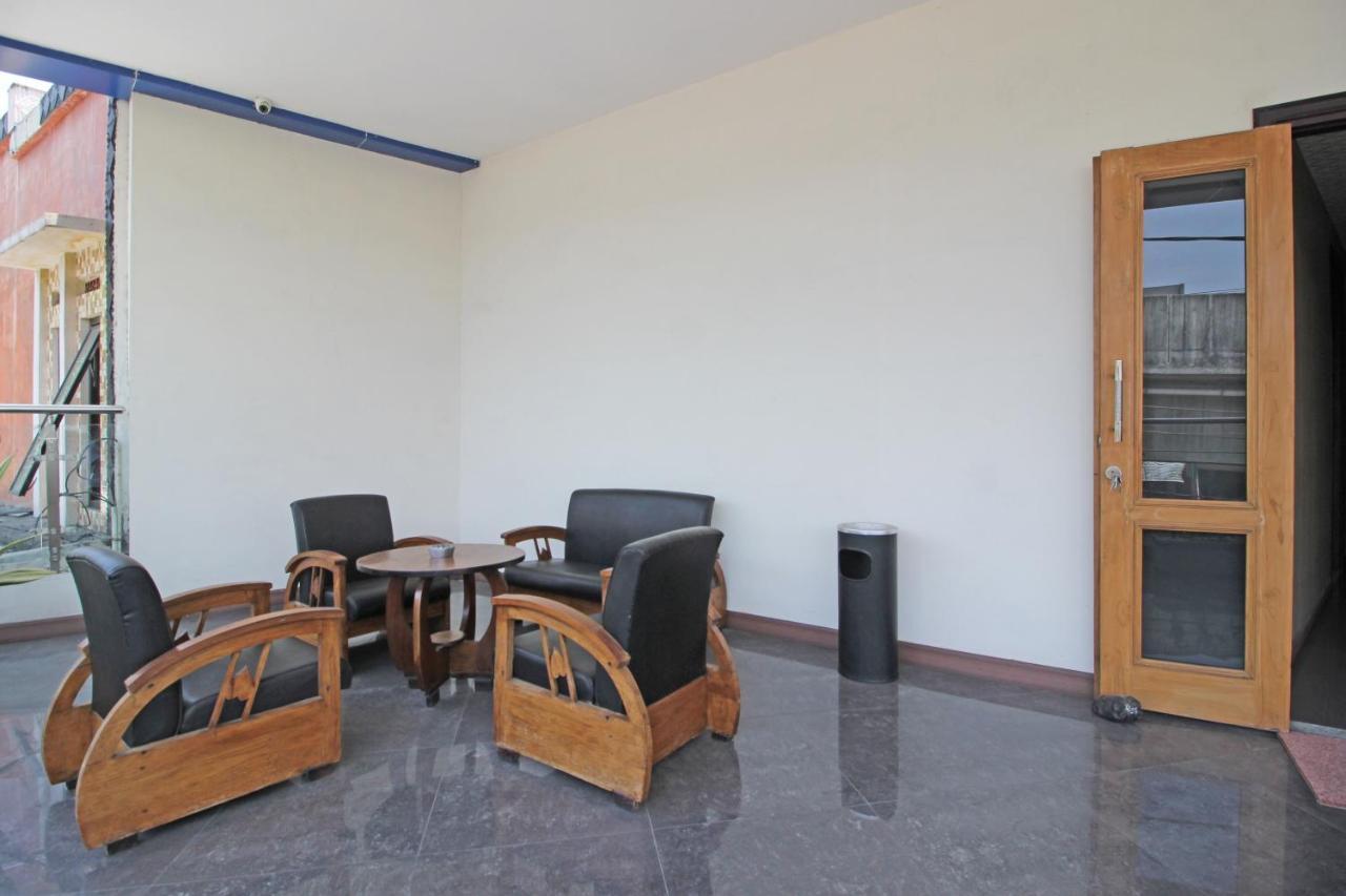 Hotel Reddoorz Near Uns Solo Esterno foto