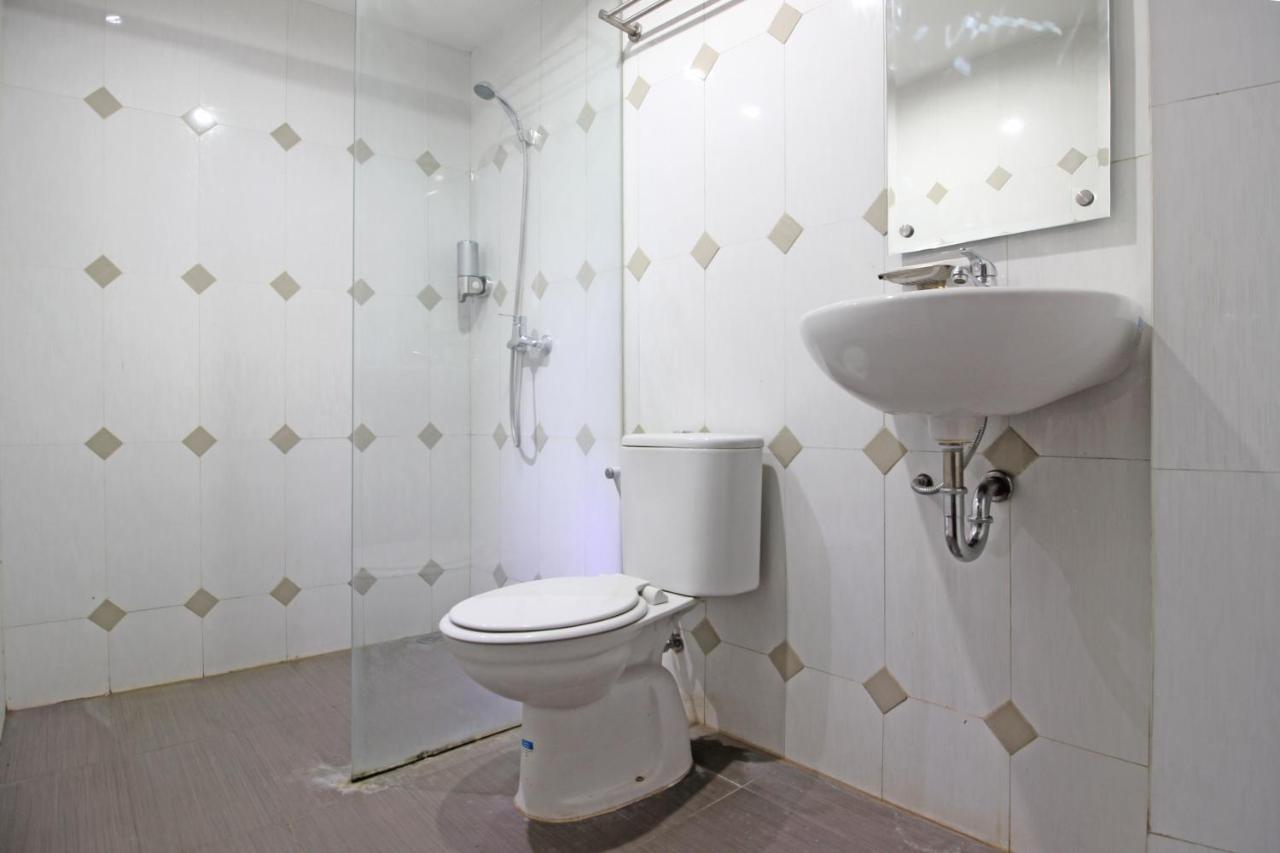 Hotel Reddoorz Near Uns Solo Esterno foto