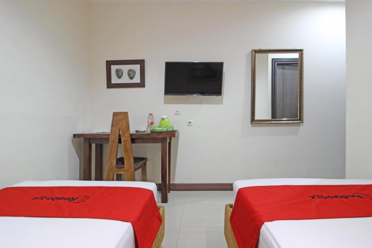 Hotel Reddoorz Near Uns Solo Esterno foto