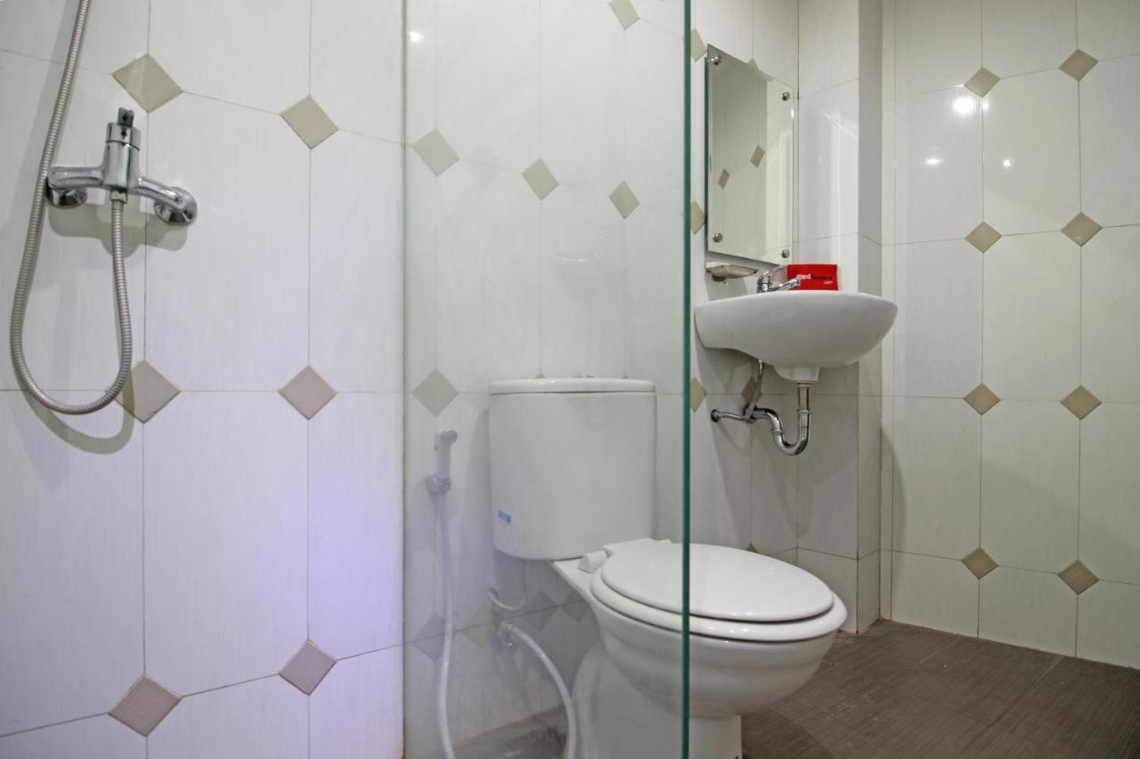 Hotel Reddoorz Near Uns Solo Esterno foto