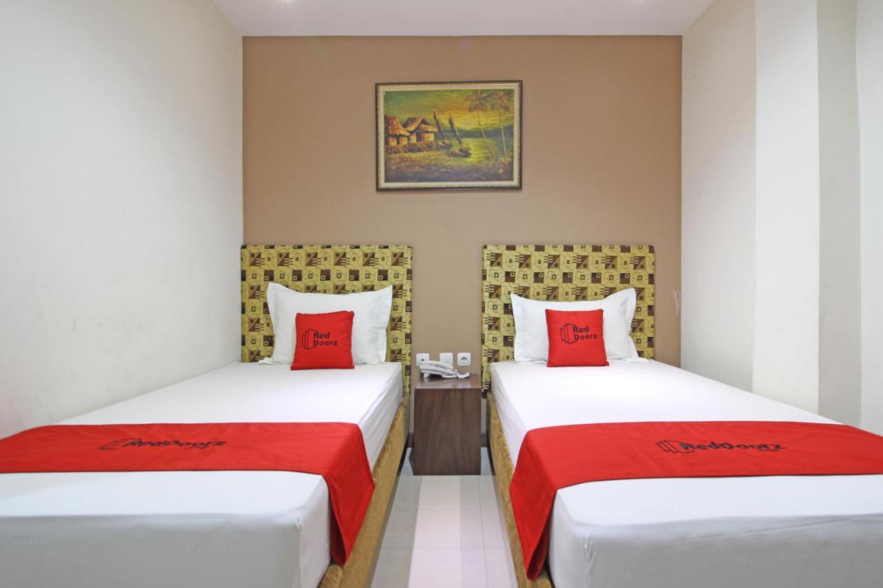 Hotel Reddoorz Near Uns Solo Esterno foto