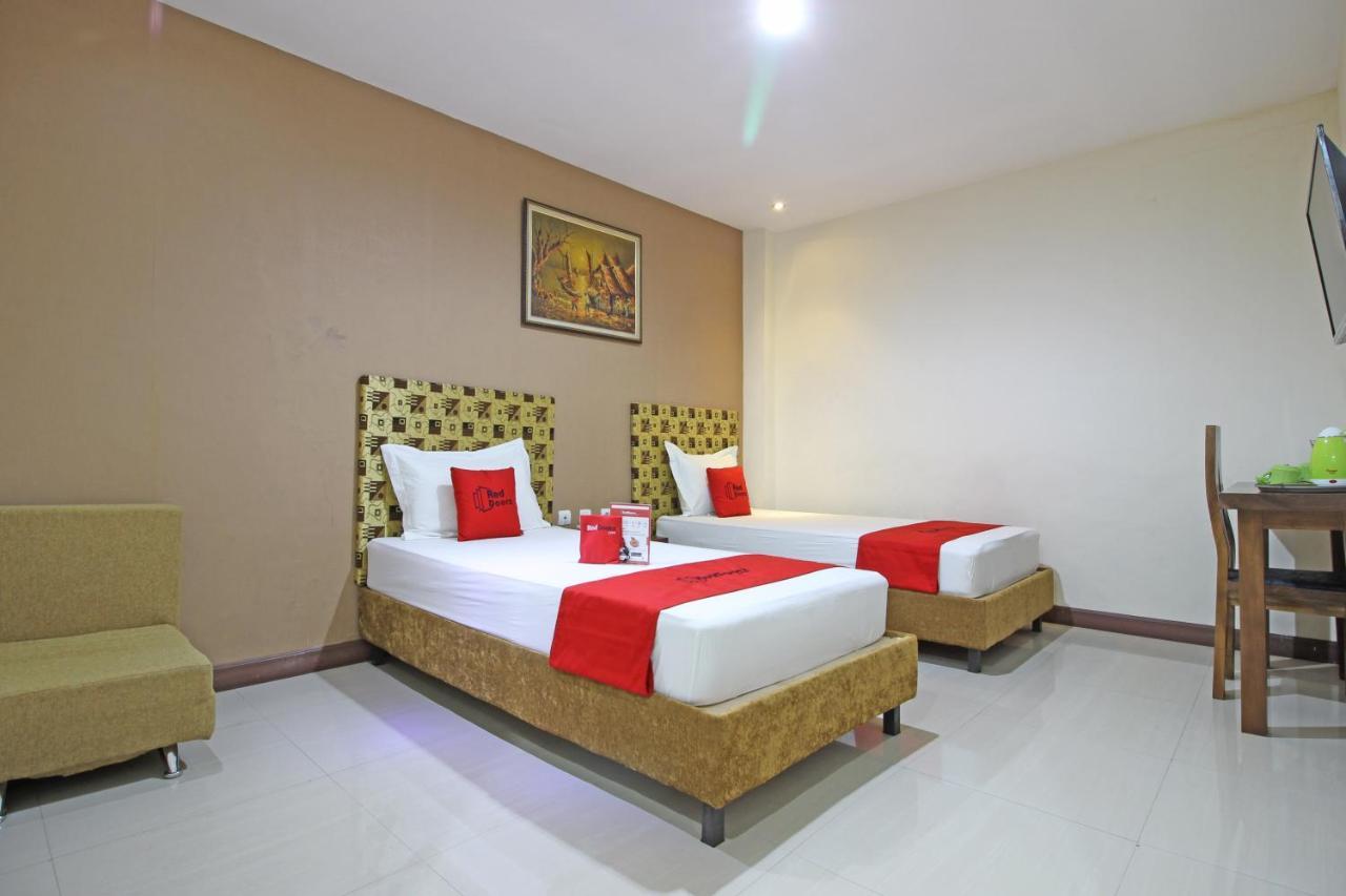 Hotel Reddoorz Near Uns Solo Esterno foto