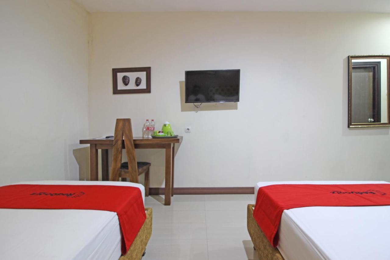Hotel Reddoorz Near Uns Solo Esterno foto