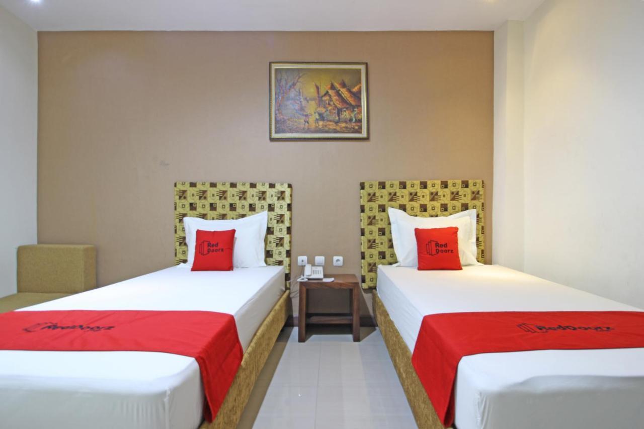 Hotel Reddoorz Near Uns Solo Esterno foto